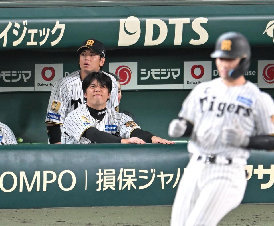 ９回、坂本が凡退し、悔しさをにじませる才木（撮影・飯室逸平）
