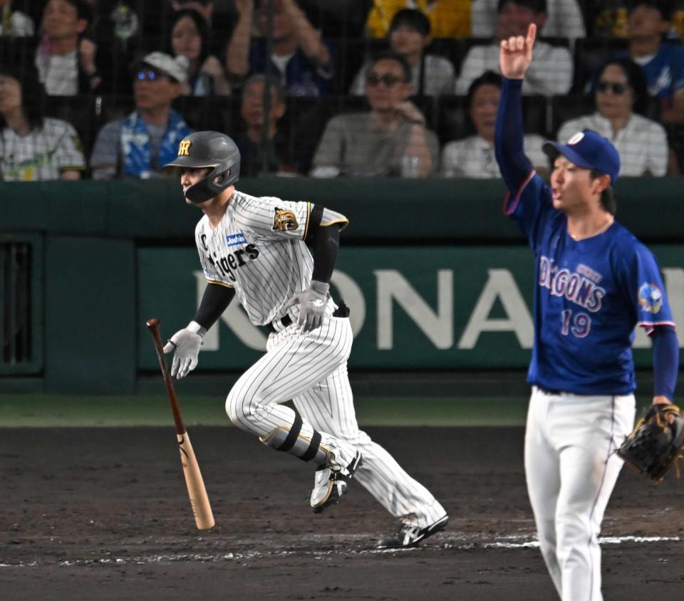 　９回、好機に凡退する坂本（撮影・飯室逸平）