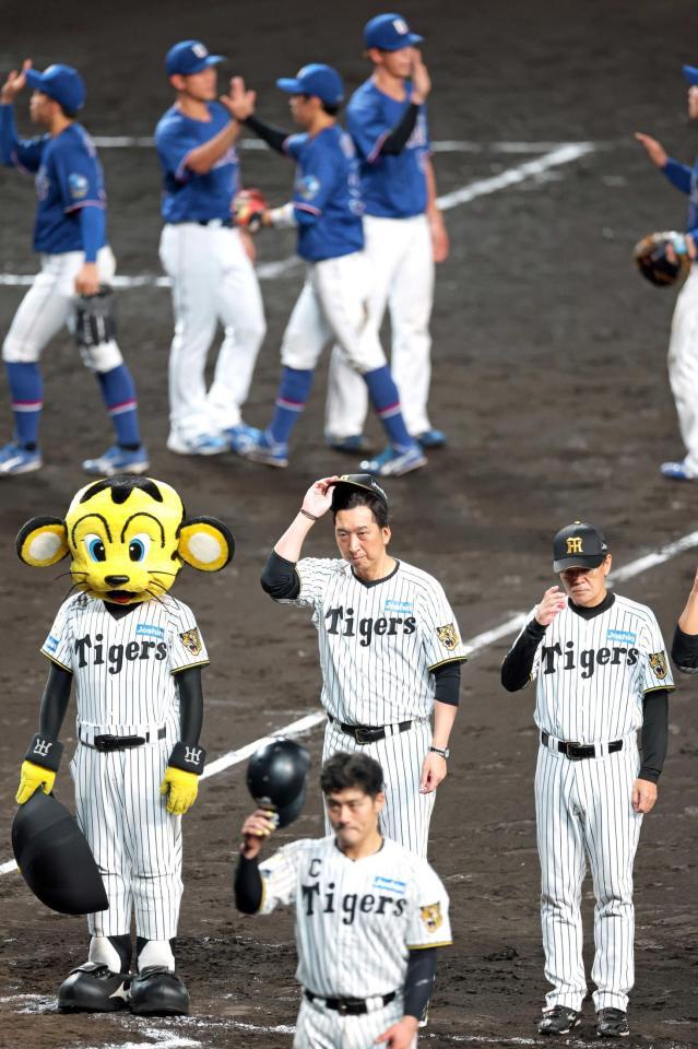 　中日に敗れ、ファンへあいさつをする藤川監督（中央）＝撮影・立川洋一郎