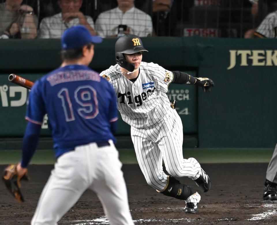 ４回、内野安打を放つ中野（撮影・飯室逸平）