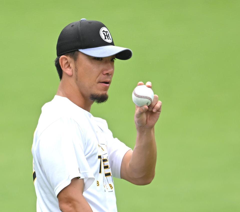 キャッチボールに汗を流す伊藤将（撮影・飯室逸平）
