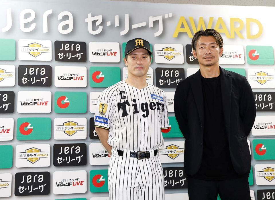 「ＪＥＲＡセ・リーグＡＷＡＲＤ８月度月間大賞」を受賞した坂本。右は鳥谷敬氏（撮影・西田忠信）