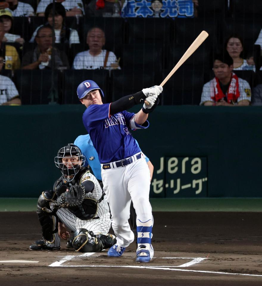 １回、左越えに先制２ランを放つ細川（撮影・山口登）