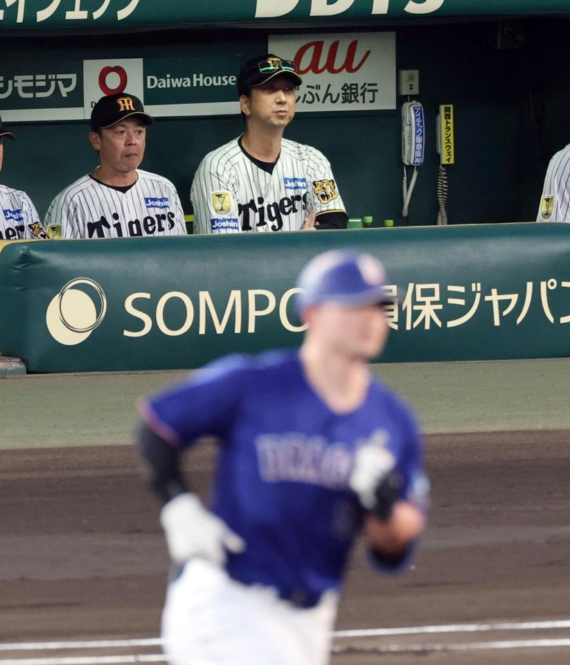 １回、細川に先制２ランを打たれグラウンドを見つめる藤川監督（撮影・山口登）