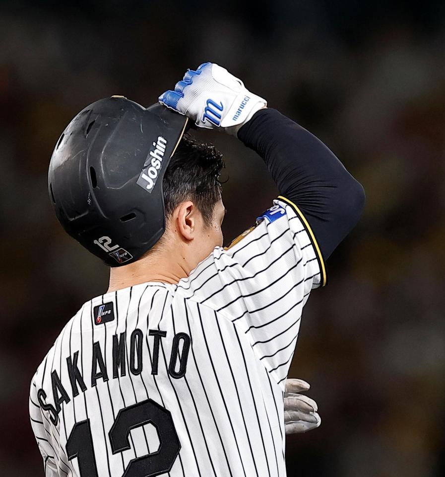 ７回、左飛に倒れる坂本（撮影・西田忠信）