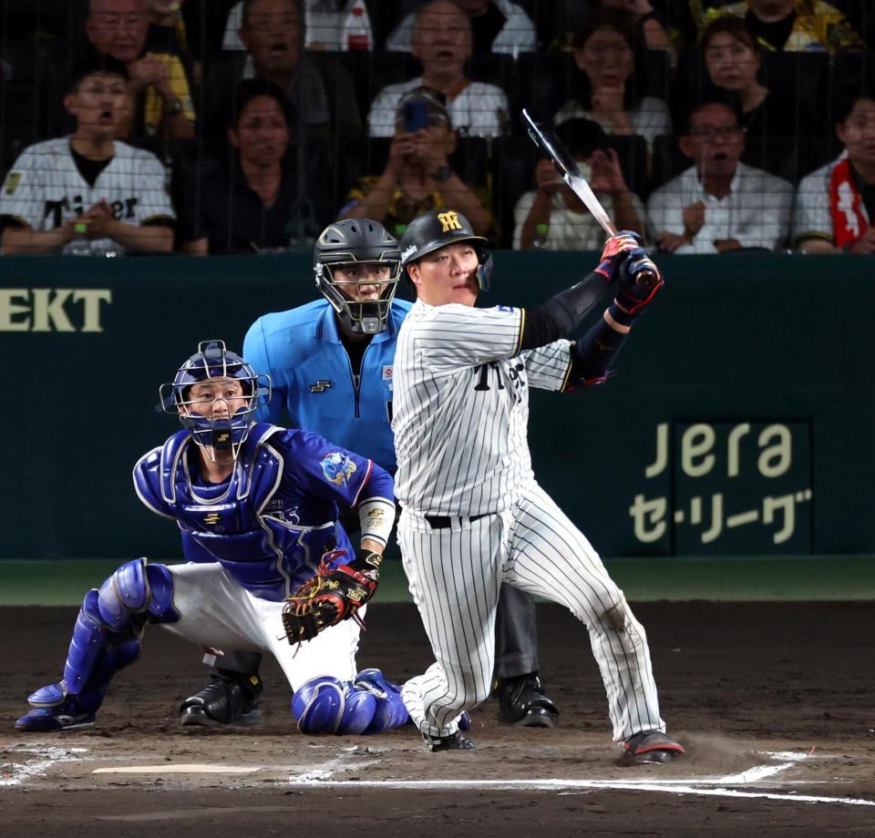 ７回、左翼線に二塁打を放つ大山（撮影・山口登）