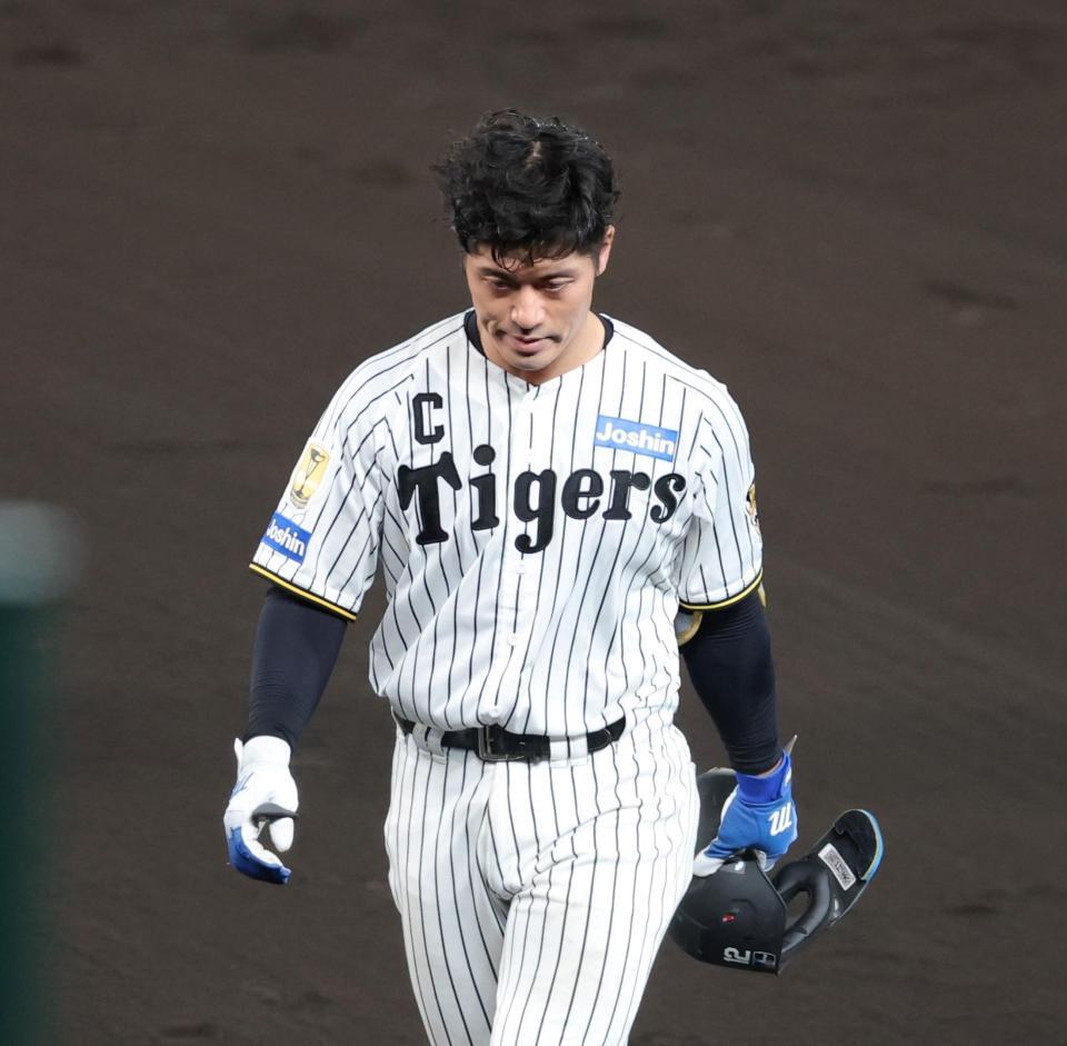 ７回、左飛に終わりベンチへ引き揚げる坂本（撮影・立川洋一郎）