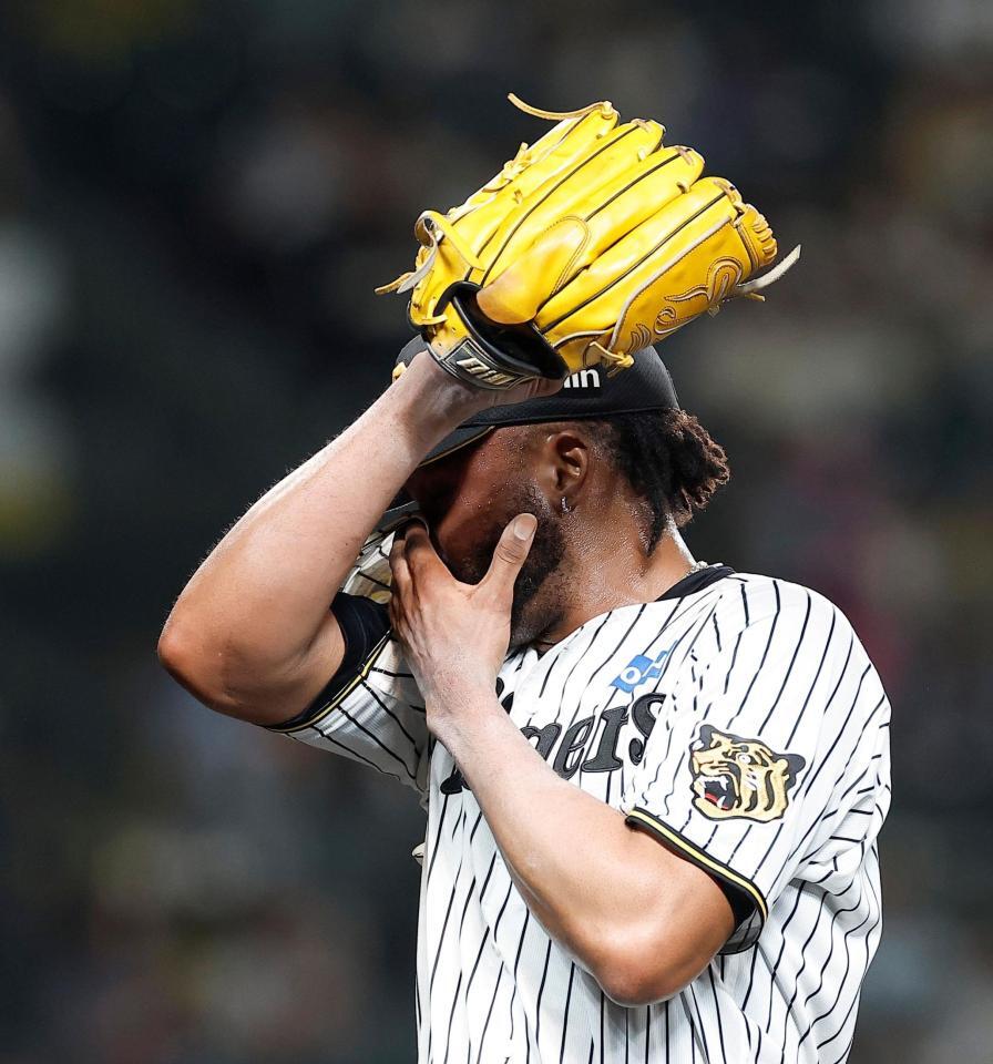 ９回に２点を失いベンチに戻るドリス（撮影・西田忠信）