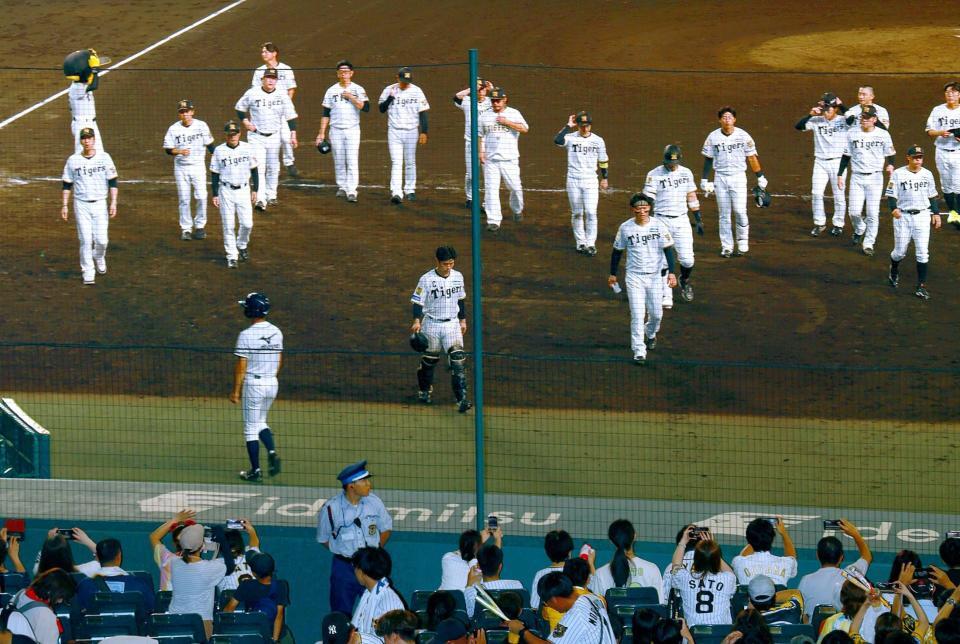 中日に連敗を喫し力なく引き揚げる阪神ナイン（撮影・立川洋一郎）