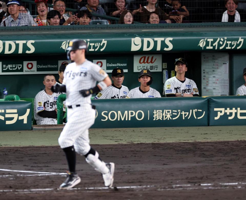 ９回阪神２死、阪神・佐藤輝明は二塁ゴロに倒れ試合終了する＝甲子園（撮影・山口登）