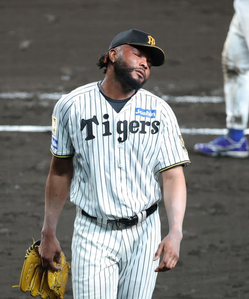 ９回表に登板して２失点。肩を落として引き揚げるドリス（撮影・立川洋一郎）