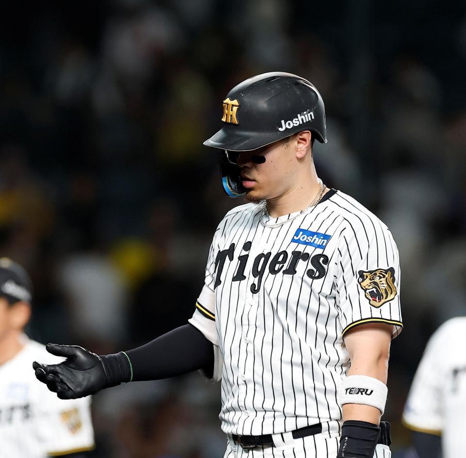 中日に敗れ６連敗となり、グラウンドを引き揚げる佐藤輝（撮影・西田忠信）