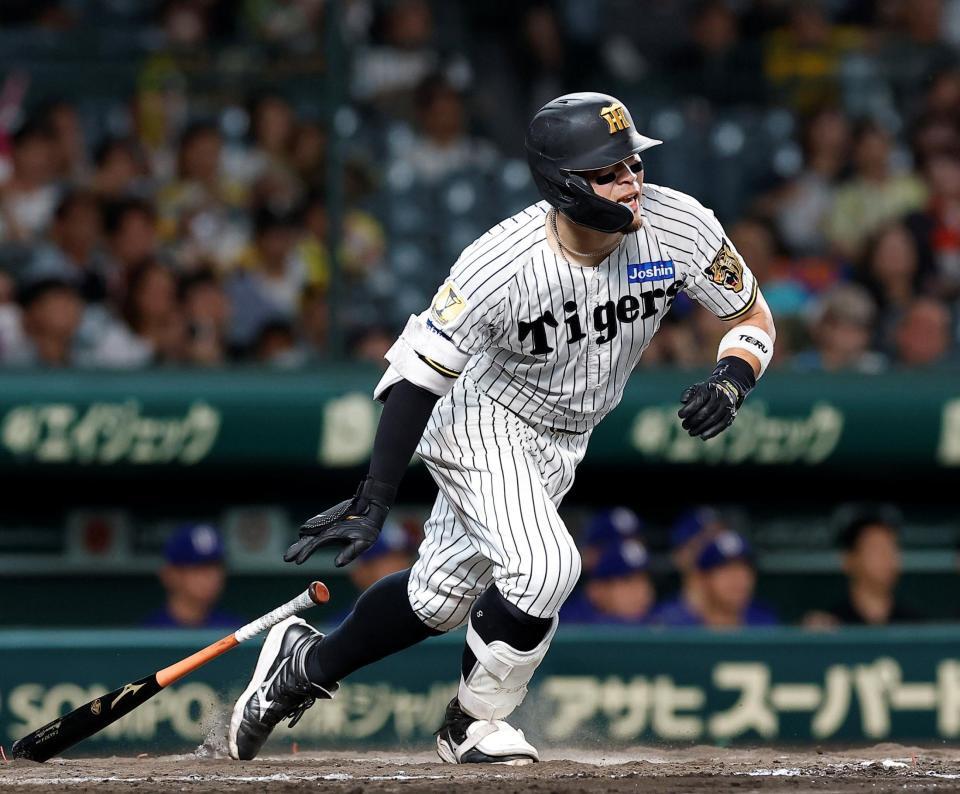 ９回、佐藤輝が二ゴロに倒れ試合終了となる（撮影・西田忠信）
