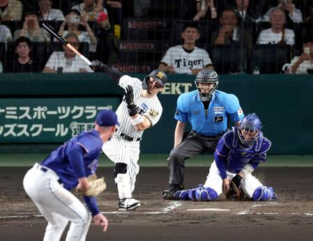 ５回、空振り三振に倒れる佐藤輝。投手マラー（撮影・山口登）