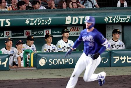 　９回、マラー（手前）に２点二塁打を打たれ、グラウンドを見つめる藤川監督（中央右）＝撮影・山口登