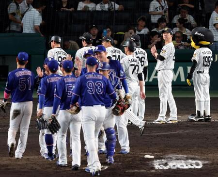 中日に完封負けをし、振り返ってグラウンドを見る藤川監督（右端）＝撮影・山口登