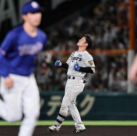 　７回、左飛に倒れ悔しがる坂本（撮影・田中太一）