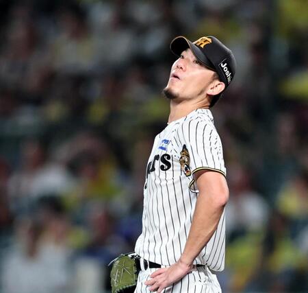 ５回、マラーの打球を見上げる伊藤将（撮影・田中太一）