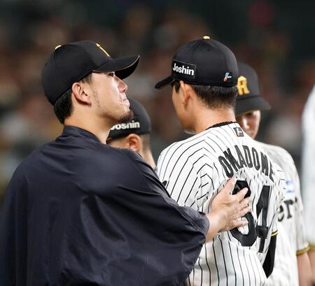 ６回を投げ終えた岡留（右）を迎える伊藤将（撮影・西田忠信）