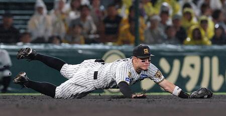 ２回、石川昂の打球を好捕する佐藤輝（撮影・西田忠信）