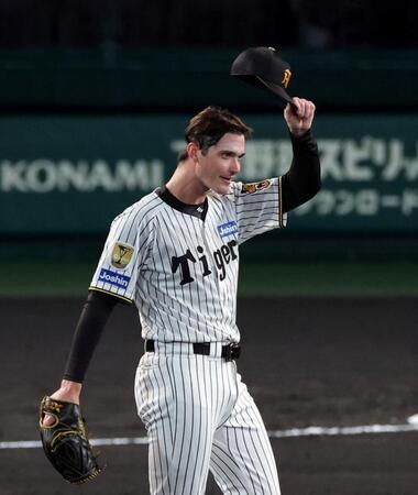 ２回、ルーカスは好守を見せた佐藤輝に帽子を取ってお礼をする（撮影・山口登）