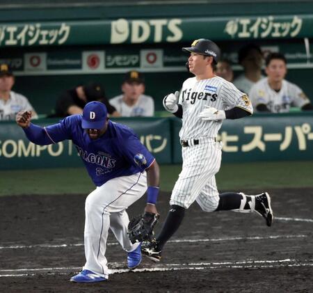 ４回、代打の糸原は二塁併殺打に倒れる（撮影・山口登）