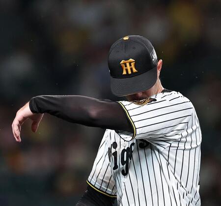 ４回途中、降板する阪神　イーストン・ルーカス＝甲子園（撮影・西田忠信）