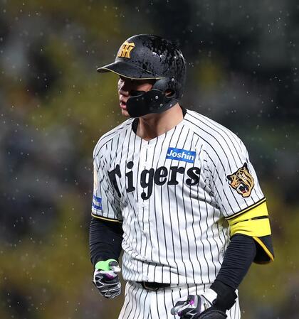 ５回、同点打を放ち拳を握る森下（撮影・西田忠信）