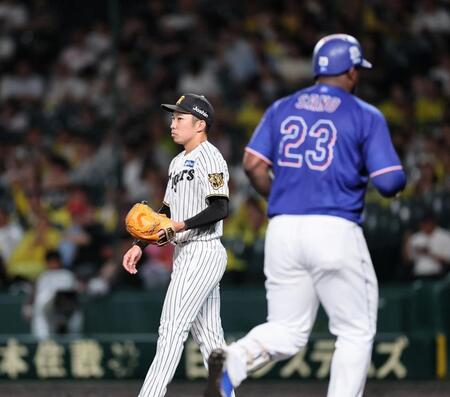 ６回、サノーに勝ち越し２ランを許す石井（撮影・田中太一）