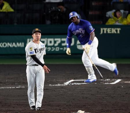 ６回、石井はサノーに２ランを許す（撮影・山口登）