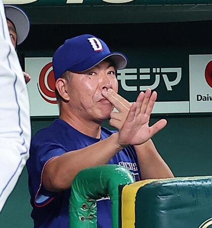 ６回、勝ち越し２ランを放ったサノーを迎える井上監督（撮影・西田忠信）
