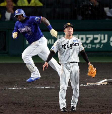 ６回、石井はサノーに２ランを許す（撮影・山口登）