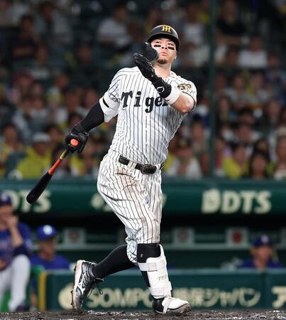 ７回、空振り三振に倒れる佐藤輝（撮影・西田忠信）