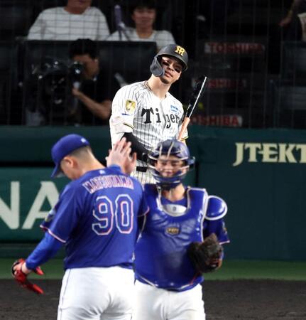 ９回、佐藤輝が見逃し三振に倒れ試合終了する（撮影・山口登）