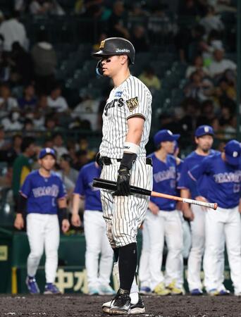 ９回、佐藤輝が三振に倒れ試合終了。７連敗となる（撮影・西田忠信）