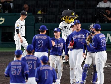 中日に敗れ、ファンのあいさつへと向かう藤川監督（撮影・山口登）