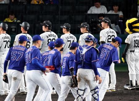 中日に敗れ、ファンにあいさつで整列する藤川監督（右端）ら阪神ナイン（撮影・山口登）