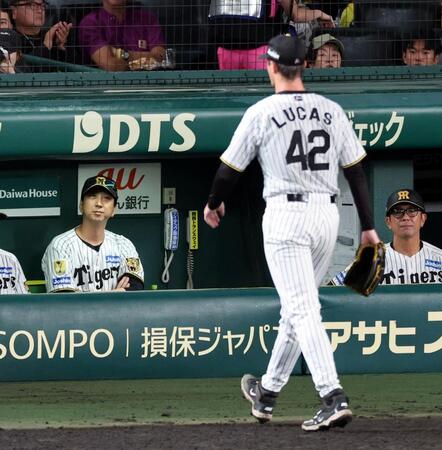 ４回途中、先制を許したルーカスを交代させた藤川監督（撮影・山口登）