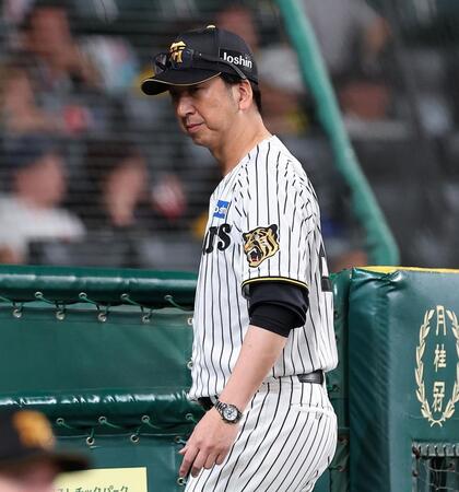 ８回の攻撃を終え、選手交代を告げた藤川監督（撮影・西田忠信）