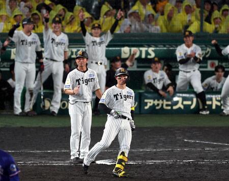 ５回、右前に同点適時打を放った森下（撮影・山口登）
