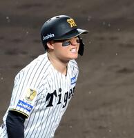 ４回、見逃し三振に倒れて悔しがる森下（撮影・立川洋一郎）