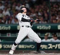 ７回、高めのボールでのけ反る阪神・佐藤輝明＝甲子園（撮影・田中太一）