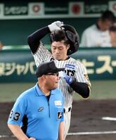 ７回、左飛に倒れる坂本（撮影・山口登）