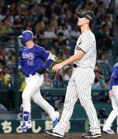 ５回、マラー（左）に２ランを浴びた伊藤将（撮影・西田忠信）