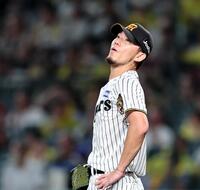５回、マラーの打球を見上げる伊藤将（撮影・田中太一）