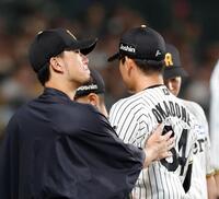 ６回を投げ終えた岡留（右）を迎える伊藤将（撮影・西田忠信）