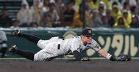 ２回、石川昂の打球を好捕する佐藤輝（撮影・西田忠信）