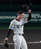 ２回、ルーカスは好守を見せた佐藤輝に帽子を取ってお礼をする（撮影・山口登）