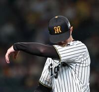 ４回途中、降板する阪神　イーストン・ルーカス＝甲子園（撮影・西田忠信）