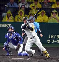 ５回、右前に同点適時打を放つ森下（捕手・石伊）＝撮影・山口登
